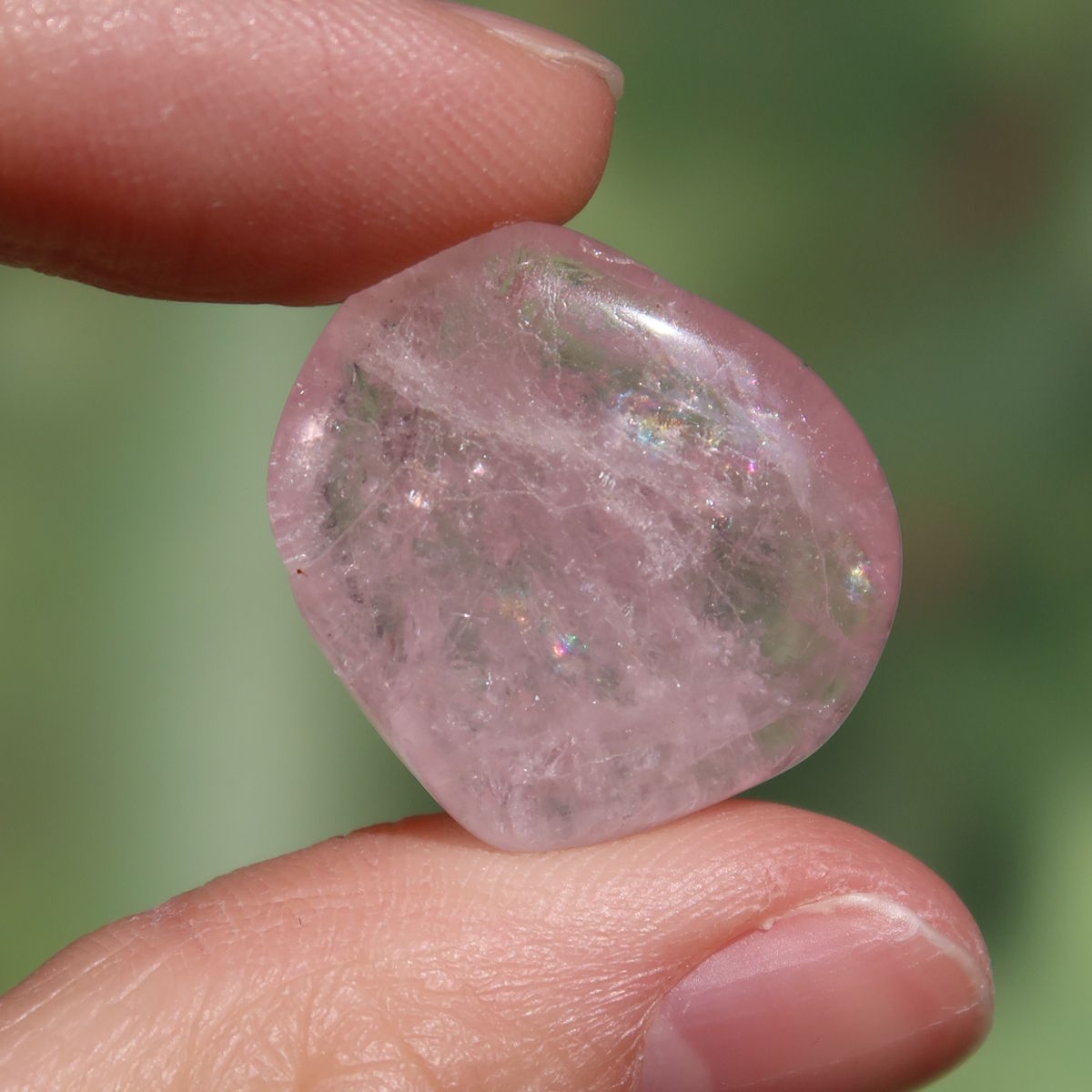 Morganit Handschmeichler - intensiv Rosa - Liebe und Harmonie - Nr. 9 in der Hand, zarte Rosafarbe und elegante Ausstrahlung.