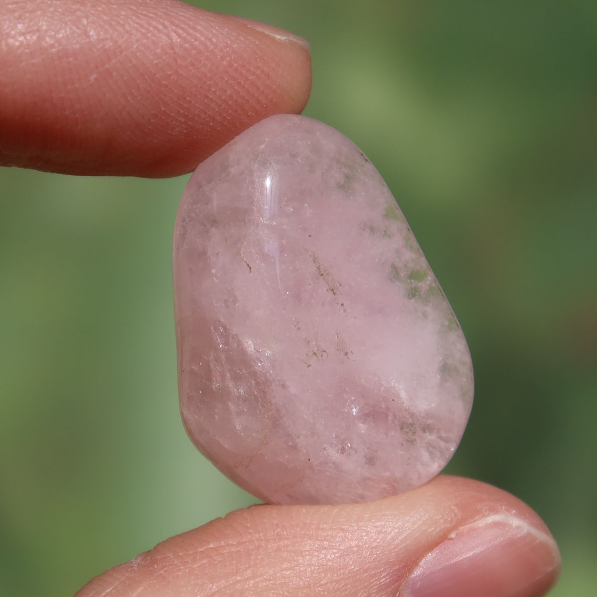 Morganit Handschmeichler - intensiv Rosa - Liebe und Harmonie - Nr. 13 in der Hand, zart und elegant.