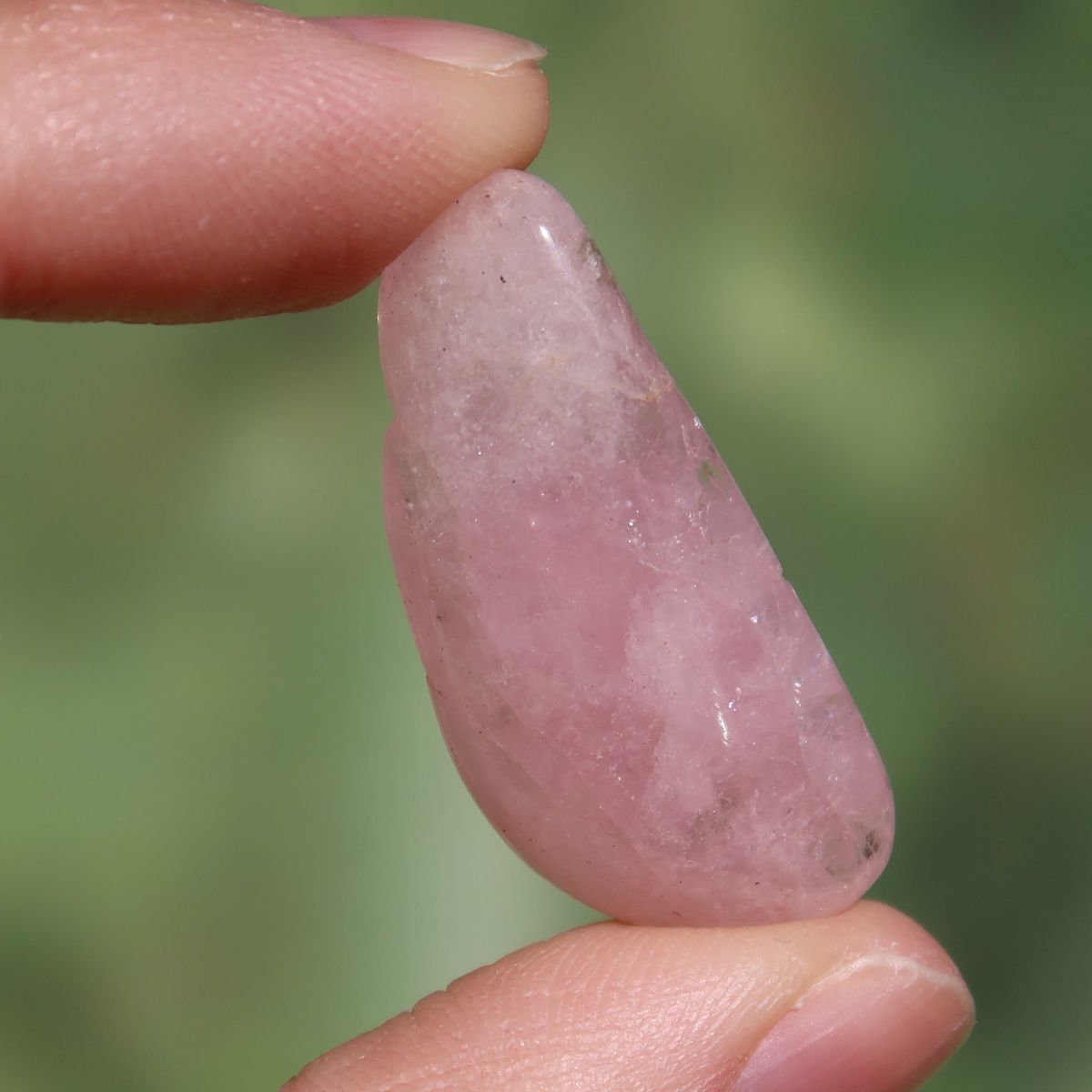 Morganit Handschmeichler - intensiv Rosa - Liebe und Harmonie - Nr. 4 in einer Hand, feines rosafarbenes Mineral.