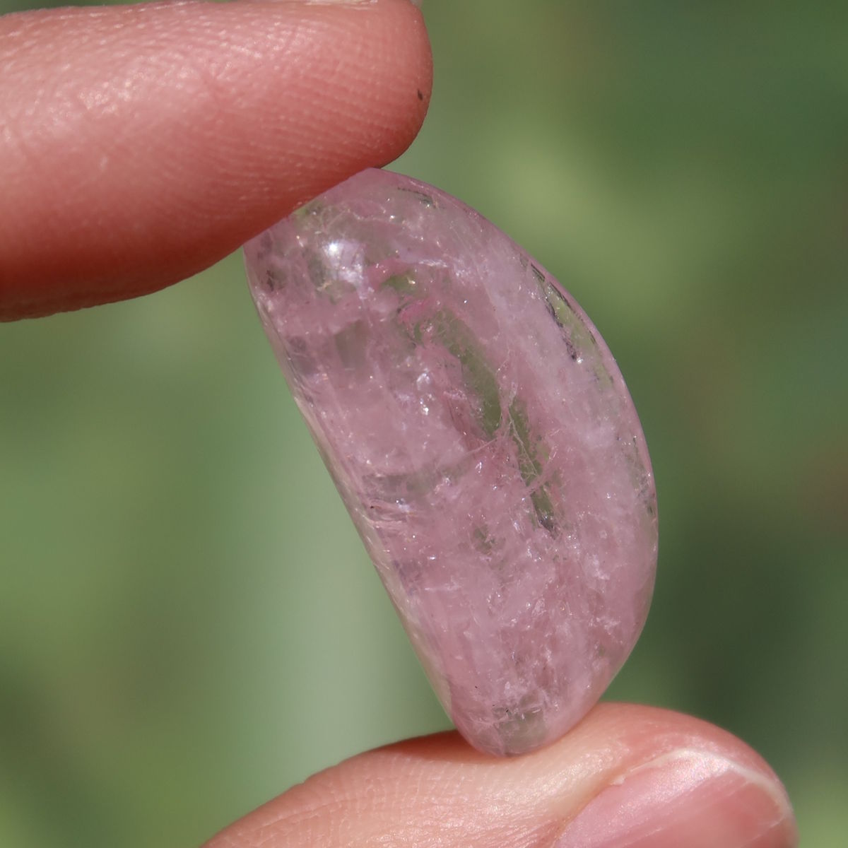 Morganit Handschmeichler - intensiv Rosa - Liebe und Harmonie - Nr. 15 in der Hand, zarte rosa Farbe.