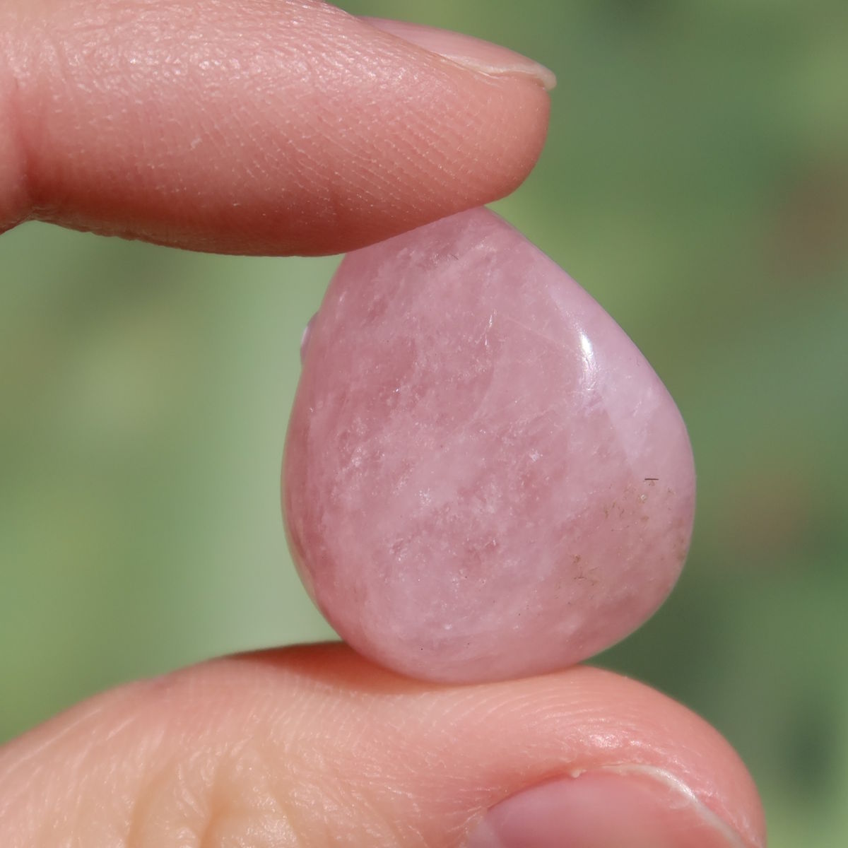 Morganit Handschmeichler - intensiv Rosa - Liebe und Harmonie - Nr. 7 in der Hand gehalten, elegant und modern.