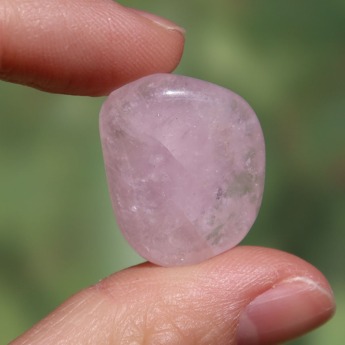 Morganit Handschmeichler - intensiv Rosa - Liebe und Harmonie - Nr. 10 in zartem Rosaton, elegant in der Hand gehalten.