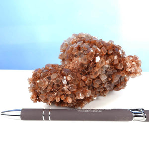 Natürliche Aragonit Kristall Stufe aus Marokko neben Kugelschreiber zur Größendarstellung, exklusiv für Sammler Nr. 39