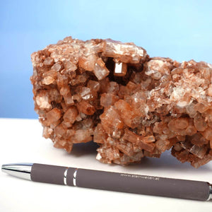 Natürliche rohe Aragonit Kristallstufe aus Marokko, komplexe Struktur, exklusiv für Sammler, präsentiert neben einem Stift