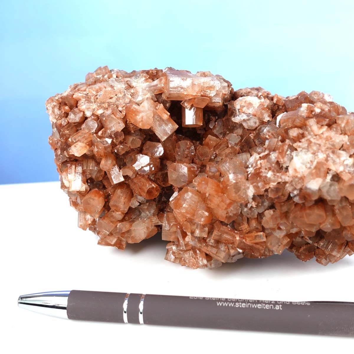 Natürliche Aragonit Kristall Stufe aus Marokko vor Kugelschreiber, ideal für Sammler und Steinwelten Liebhaber, Graz und Wiener Neustadt.