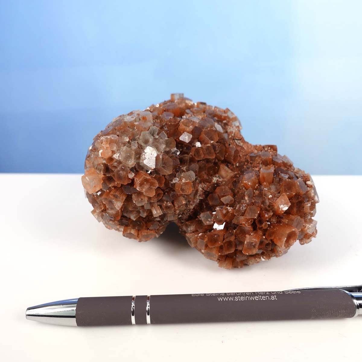 Natürliche rohe Aragonit Kristallstufe aus Marokko, 11x8 cm, neben einem Stift für Größenvergleich, ideales Sammlerstück Nr. 39.