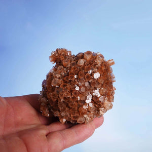 Natürlicher roher Aragonit Kristall in Hand, 11x8 cm, aus Marokko, perfekt für Sammler und Liebhaber, mineralisches Sammlerstück Nr. 43.