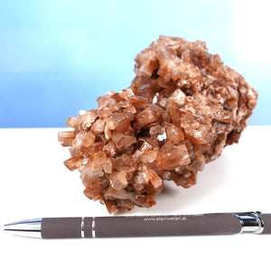 Natürliche rohe Aragonit Kristall Stufe aus Marokko, komplexe Formen, im Vergleich mit einem Stift, für Sammler aus Steinwelten.