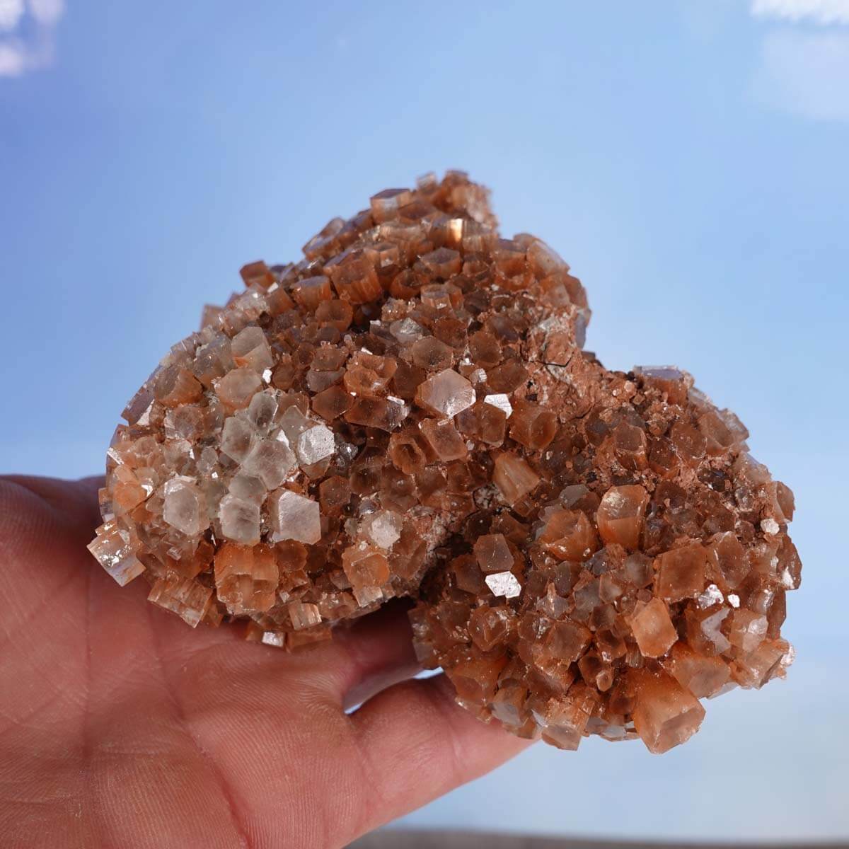 Natürliche rohe Aragonit Kristallstufe aus Marokko, 11x8 cm, in einer Hand gehalten; ideal für Sammler und Liebhaber mineralischer Exponate.