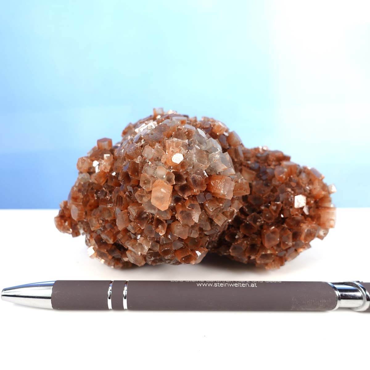 Natürliche rohe Aragonit Kristall Stufe aus Marokko, 11x8 cm, mit charakteristischen sternförmigen Formen neben einem Vergleichsstift.