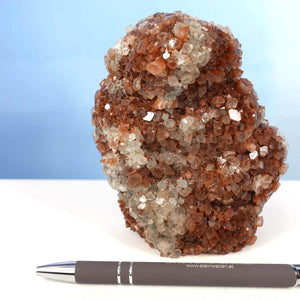 Natürliche rohe Aragonit Kristall Stufe aus Marokko, 12x9 cm, ideal für Sammler und Mineralienliebhaber, neben einem Stift zur Größenreferenz.