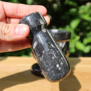 Orthoceras Mörser mit Stößel klein - cm - Fossilgestein - Nr. 7, handgehalten, einzigartiges Fossilgestein, sichtbare Orthoceras-Fossilien.