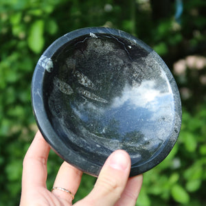 Orthoceras Schale rund klein - Ø 12cm - Fossilgestein - Nr. 1 in der Hand, natürliche Muster und Textur.