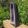 Amethyst Druse – Geode - 54x22x22cm und 27kg – Steinwelten OG - Nr. 56, unique home decor piece on wooden platform.