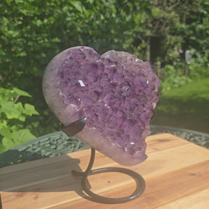 Amethyst Druse Amethyst Geode in Herzform mit Metallsockel 21x19x13cm - NR-2, herzförmige Druse auf stabiler Halterung.