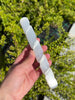 Echter Selenit Massagestab & Zauberstab - Griffel mit Spirale- 15cm in der Natur gehalten, zeigt helle, spiralförmige Details.
