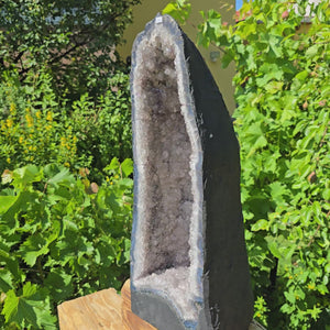 Amethyst Druse – Geode - 57x22cm und 23,1kg – Steinwelten OG - Nr. 346, showcasing bright crystals outdoors.