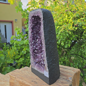 Amethyst Druse – Geode - 41x22x16cm und 15kg – Steinwelten OG - Nr. 442 on wooden stand outdoors.