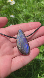 Blauer Boulder Opal von Steinwelten