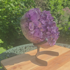 Amethyst Druse Amethyst Geode in Herzform mit Metallsockel 23x21x11cm - NR-1 auf stabiler Halterung im Freien
