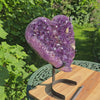 Amethyst Druse Amethyst Geode in Herzform mit Metallsockel 33x29x13cm - NR-17, violette Kristallstruktur auf stabiler Halterung.