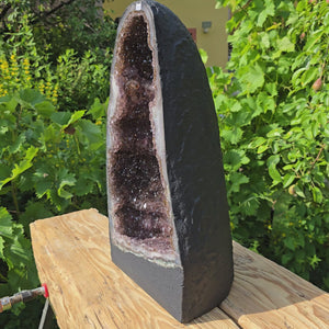 Amethyst Druse – Geode - 48x26x21cm und 19,2kg – Steinwelten OG - Nr. 190 displaying unique structure and vibrant hues.