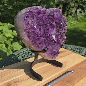 Amethyst Druse Amethyst Geode in Herzform mit Metallsockel 23x19x12cm - NR-18 auf stabiler Halterung im Freien.
