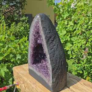 Amethyst Druse – Geode - 50x35x20cm und 37,6kg – Steinwelten OG - Nr. 99 displayed outdoors, unique home decor piece.