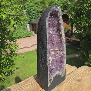 Amethyst Druse – Geode - 52x20x18cm und 17,6kg – Steinwelten OG - Nr. 183 displayed outdoors for interior decor and meditation