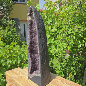 Amethyst Druse – Geode - 68x22x19cm und 25,8kg – Steinwelten OG - Nr. 42 displayed outdoors