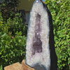 Amethyst Druse – Geode - 47x24x21cm und 22kg – Steinwelten OG - Nr. 333 mit hellvioletten Kristallen im Sonnenlicht