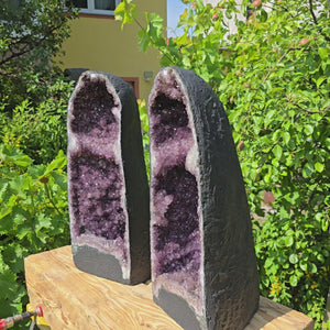 Amethystdrusen Paar 1A - 50kg - Höhe 56cm - Harmonie und Entspannung - UNIKAT 116 in einem sonnigen Garten