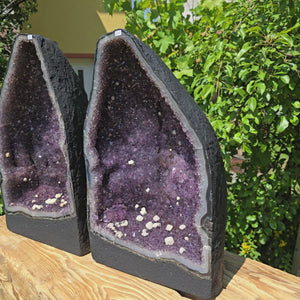 Amethystdrusen Paar 1A - 48kg - Höhe 47cm - Harmonie und Entspannung - UNIKAT 22 auf Holzunterlage im Freien