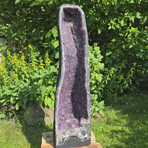 Amethyst Druse – Geode - 84x23x26cm und 45,4kg – Steinwelten OG - Nr. 361 displayed outdoors