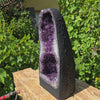Amethyst Druse – Geode - 52x24x20cm und 25,6kg – Steinwelten OG - Nr. 88 on wooden surface with greenery background