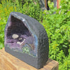 Amethyst Druse – Geode - 25x29x18cm und 13,8kg – Steinwelten OG - Nr. 272 on display outdoors