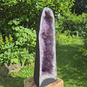Amethyst Druse – Geode - 84x25x25cm und 46,2kg – Steinwelten OG - Nr. 359, unique amethyst gemstone in garden setting