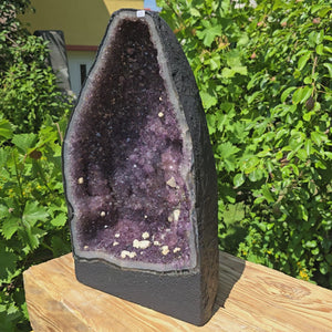 Amethystdrusen Paar 1A - 48kg - Höhe 47cm - Harmonie und Entspannung - UNIKAT 22 on wooden table outdoors