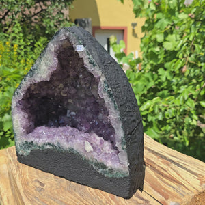 Amethyst Druse – Geode - 28x28x16cm und 12,4kg – Steinwelten OG - Nr. 258 displayed outdoors