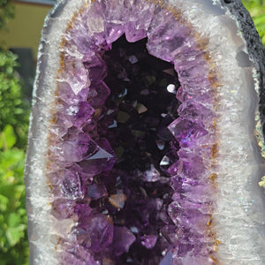 Close-up of Amethyst Druse – Geode - 49x27x20cm und 26,8kg – Steinwelten OG - Nr. 73, showcasing its unique purple crystals.