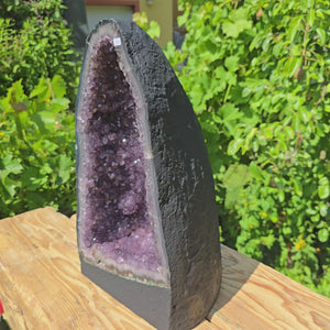 Amethyst Druse – Geode - 42x23x21cm und 17,2kg – Steinwelten OG - Nr. 351 on a wooden table outdoors