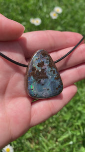 Boulder Opal mit blauem Farbspiel 