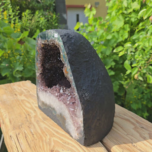 Amethyst Druse – Geode - 27x26x19cm und 14,4kg – Steinwelten OG - Nr. 209 on wooden table in garden setting