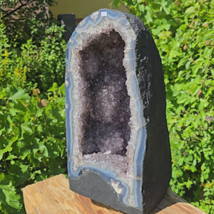 Amethyst Druse – Geode - 47x24cm und 32,9kg – Steinwelten OG - Nr. 327 aus Brasilien mit hell leuchtenden Kristallen im Freien