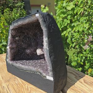 Amethyst Druse – Geode - 31x32x22cm und 19kg – Steinwelten OG - Nr. 358, unique home decor piece on wooden surface