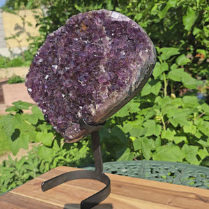 Amethyst Druse Amethyst Geode in Herzform mit Metallsockel 28x24x12cm - NR-14 auf einem stabilen Halter, leuchtende violette Kristallstrukturen.
