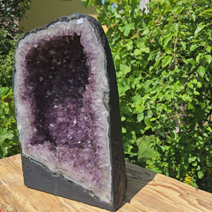 Amethyst Druse – Geode - 44x28x22cm und 32,4kg – Steinwelten OG - Nr. 29 displayed outdoors