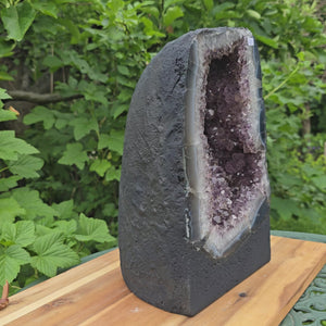 Amethyst Druse – Geode - 29x18x15cm und 11kg – Steinwelten OG - Nr. 289 in einem Garten auf Holzstamm