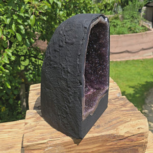 Amethyst Druse – Geode - 31x19x19cm und 10,8kg – Steinwelten OG - Nr. 269, displayed as unique decor for elegant spaces.