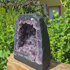 Amethyst Druse – Geode - 27x23x14cm und 10,8kg – Steinwelten OG - Nr. 419, unique home decor piece against green background.